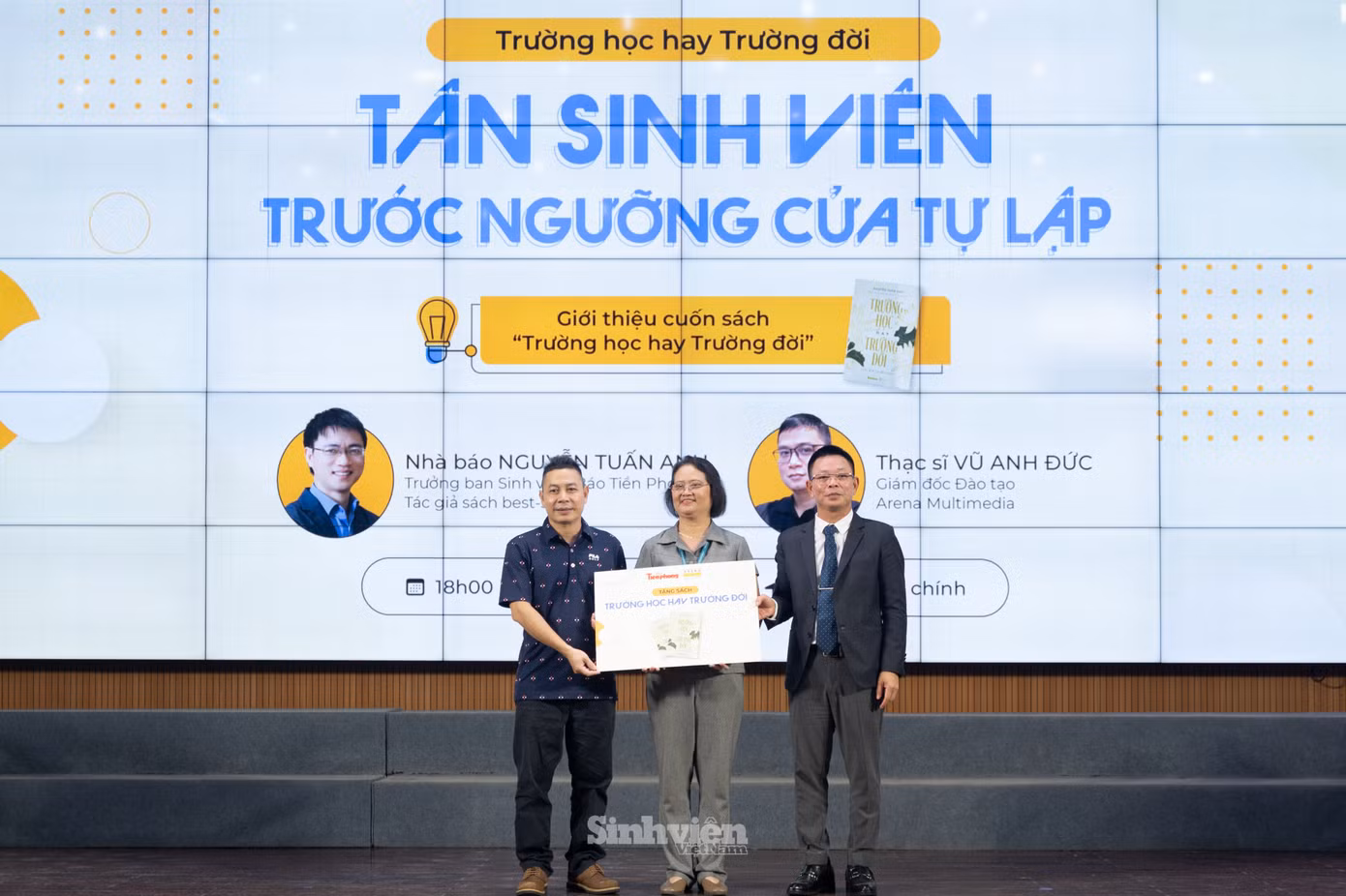 PGS.TS Trương Thị Thuỷ - Phó Giám đốc Học viện Tài chính - thay mặt lãnh đạo Học viện Tài chính nhận 100 cuốn sách Trường học hay Trường đời từ nhà báo Phùng Công Sưởng - Tổng Biên tập báo Tiền Phong và ông Lê Hồng Hải - Hiệu trưởng Hệ thống Đào tạo Thiết kế, Kỹ xảo 3D &amp; Game - Arena Multimedia.
