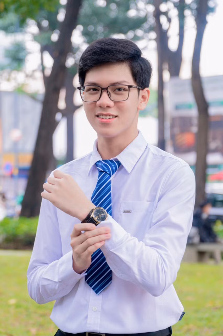 Nguyễn Minh Nhựt (sinh năm 2003), sinh viên năm cuối lớp K60E, chuyên ngành Kinh tế Đối ngoại, Trường Đại học Ngoại thương Cơ sở II.