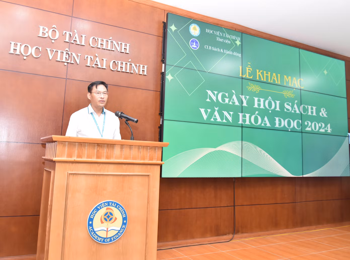 TS. Nguyễn Văn Bình - Phó Giám đốc HV đọc diễn văn khai mạc Ngày hội sách và văn hoá đọc 2024.