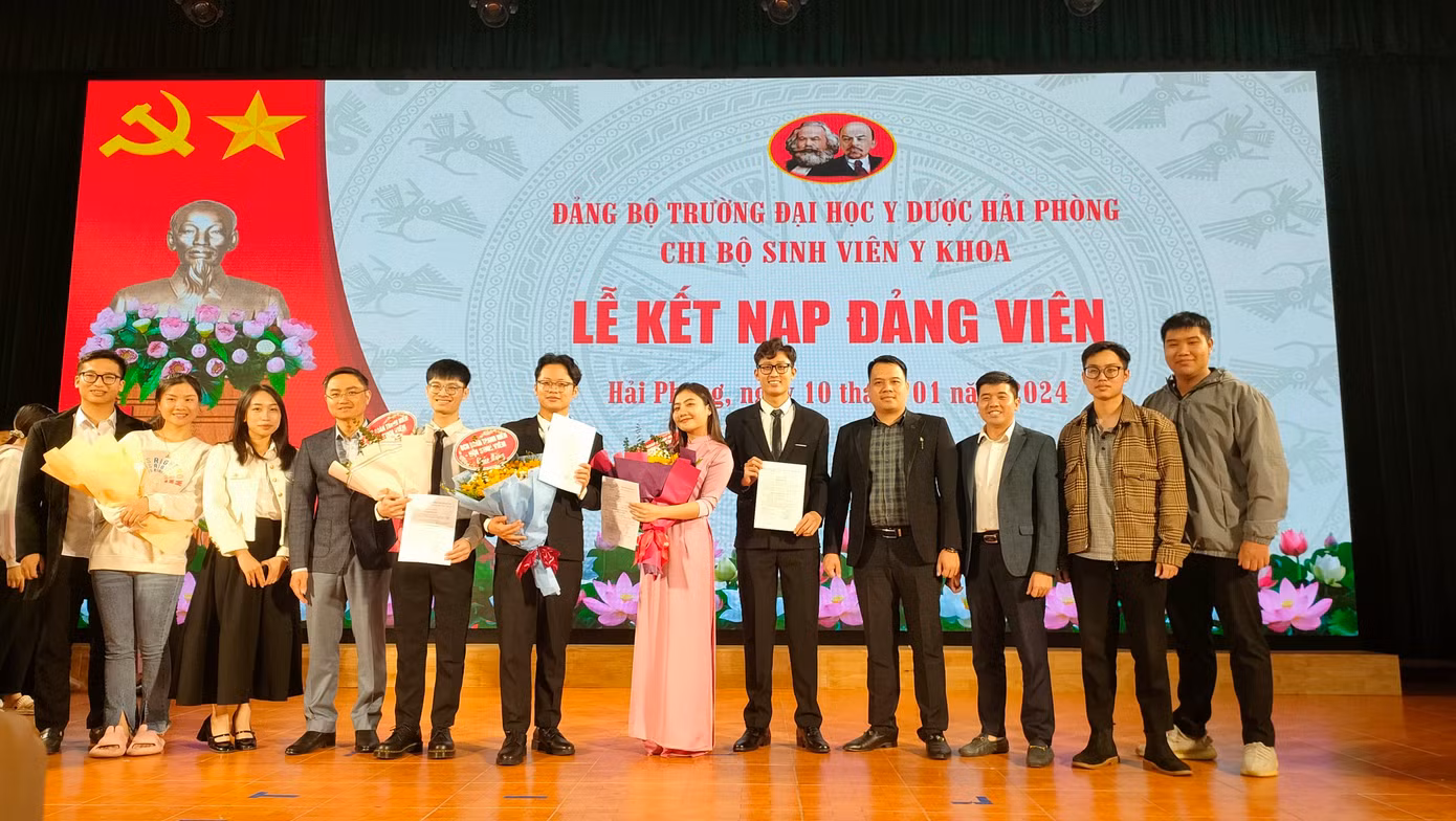 Vinh dự được kết nạp Đảng, Xuân Tiến quyết tâm phấn đấu không ngừng để xứng đáng với niềm tin của tổ chức.