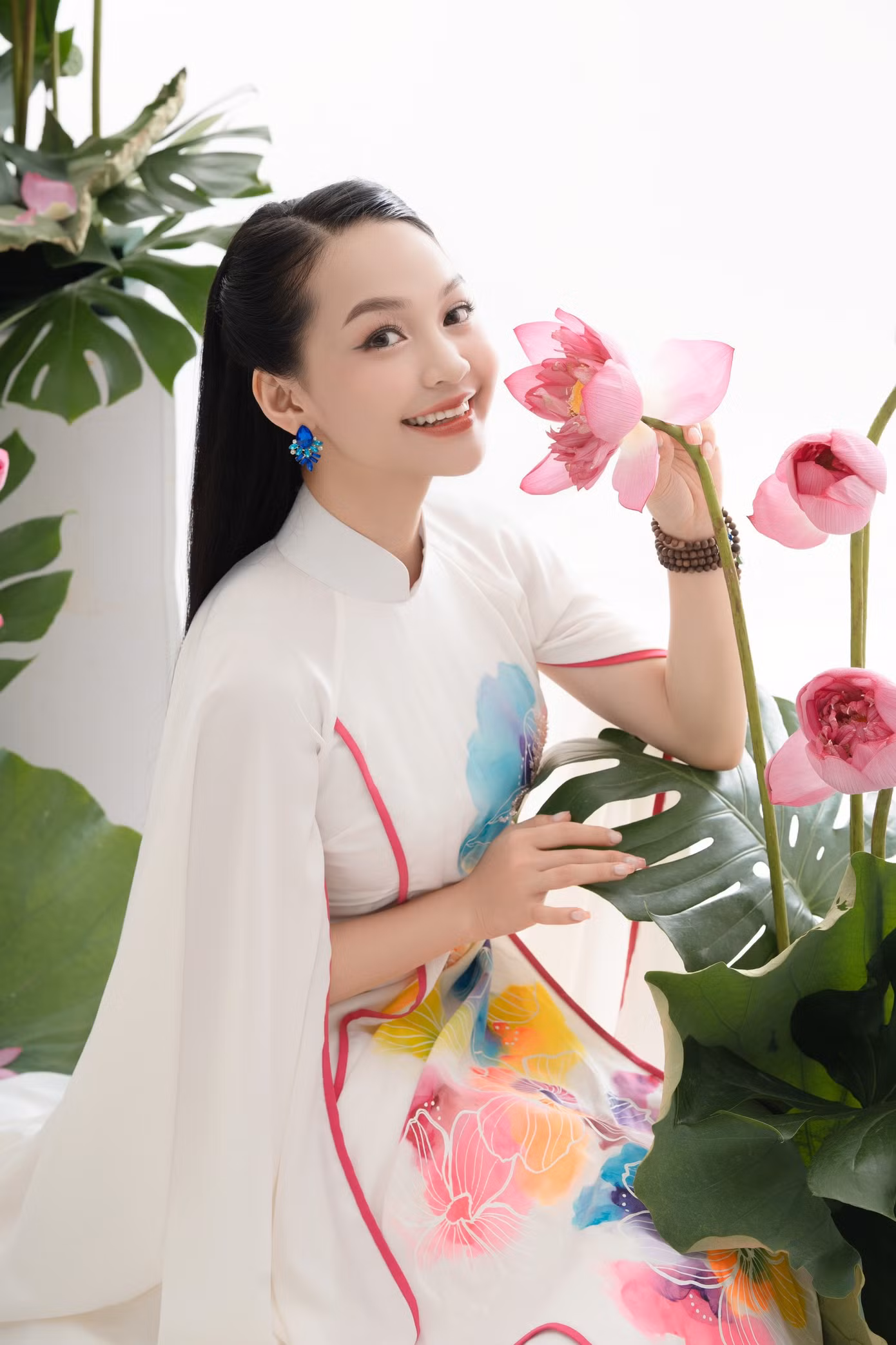Cô học chuyên ngành Thanh nhạc và biểu diễn tự do, tham gia công tác nghệ thuật với các đơn vị, tiêu biểu là cộng tác tại Nhà hát Ca múa nhạc Việt Nam.