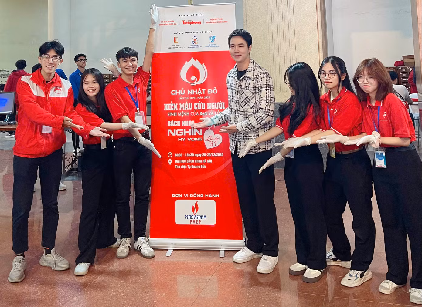 Diễn viên Phùng Đức Hiếu có mặt tại ngày hội “Chủ Nhật Đỏ” để tham gia hiến máu, đồng thời lan tỏa thông điệp nhân văn đến với cộng đồng và giới trẻ.