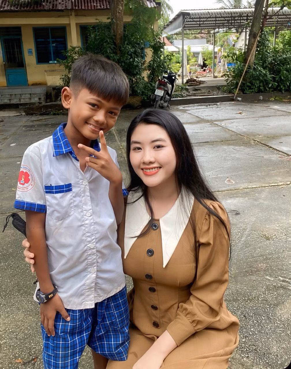 Tiểu Vy tham gia hỗ trợ trao tặng học bổng tại Trường Tiểu học A An Tức, xã An Tức, huyện Tri Tôn.
