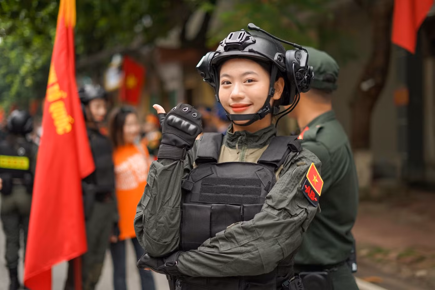 19 tuổi, trở thành Khối trưởng trong hàng ngũ diễu binh tại đại lễ của dân tộc, Hà Anh nhận được sự quan tâm lớn của cộng đồng mạng. Cô nàng chia sẻ rằng điều này vừa là niềm vinh dự và cũng là áp lực lớn với Hà Anh. 19 tuổi, trở thành Khối trưởng trong hàng ngũ diễu binh tại đại lễ của dân tộc, Hà Anh nhận được sự quan tâm lớn của cộng đồng mạng. Cô nàng chia sẻ rằng điều này vừa là niềm vinh dự và cũng là áp lực lớn với Hà Anh.