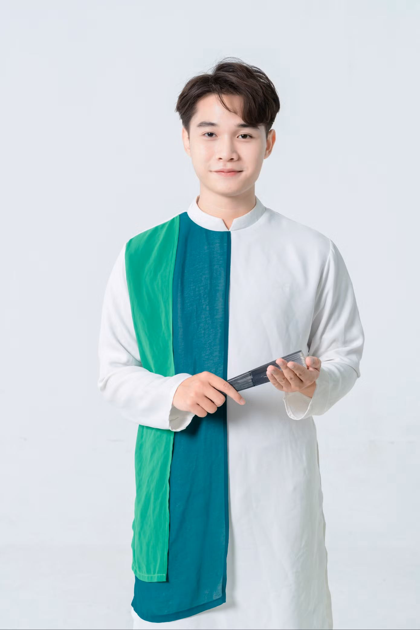 Anh chàng bắt đầu yêu thích Nghệ thuật từ nhỏ, đặc biệt là lĩnh vực MC và nhiếp ảnh.