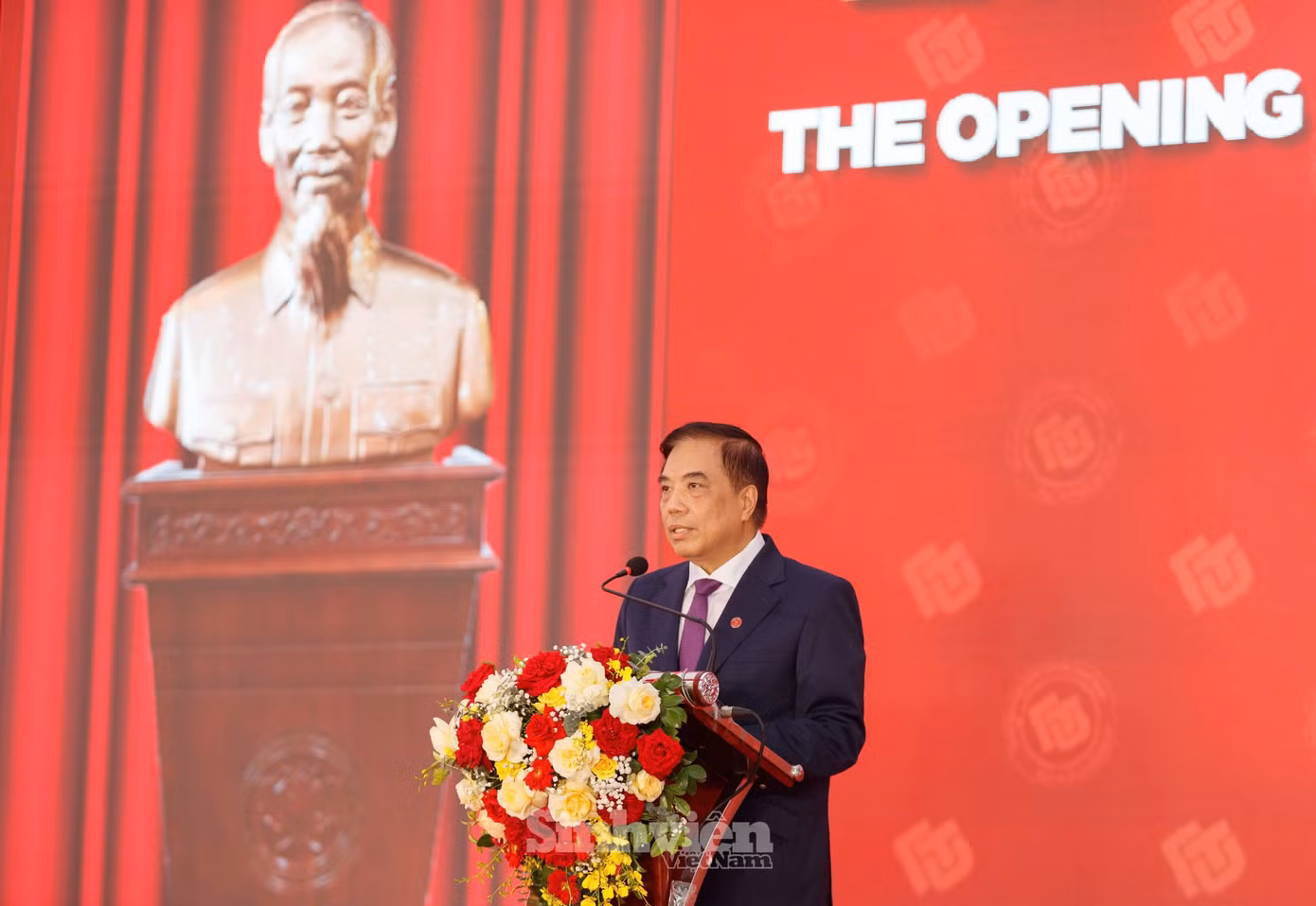 Mở đầu buổi lễ, PGS. TS Bùi Anh Tuấn - Hiệu trưởng Trường Đại học Ngoại thương khẳng định, với triết lý giáo dục "Hướng tới khai phóng, gắn liền với thực tiễn, nuôi dưỡng tính trung thực, tinh thần trách nhiệm và năng lực sáng tạo" với phương châm hành động "Khác biệt để dẫn đầu" cùng các giá trị cốt lõi "Sáng tạo - Xuất sắc; Trách nhiệm - Bản lĩnh, Đa dạng - Hòa hợp", Trường Đại học Ngoại thương không chỉ là nơi đào tạo nhân tài mà còn là nơi khơi dậy, nuôi dưỡng và phát huy những tài năng, trí tuệ của từng người học, từng thầy cô.