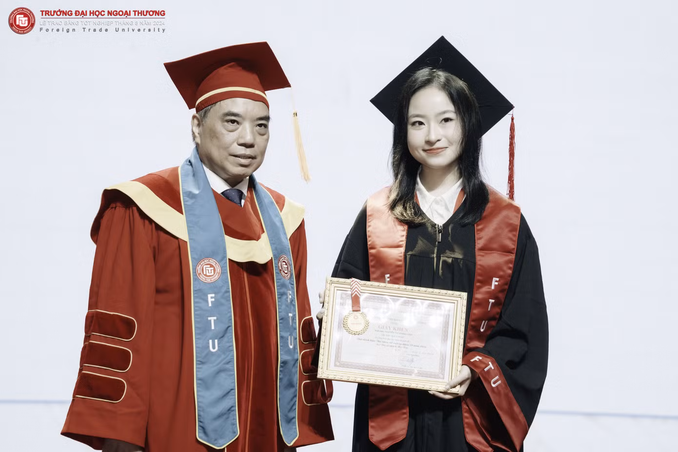 Khánh Linh nhận bằng khen từ PGS.TS Bùi Anh Tuấn - Hiệu trưởng Trường Đại học Ngoại thương.
