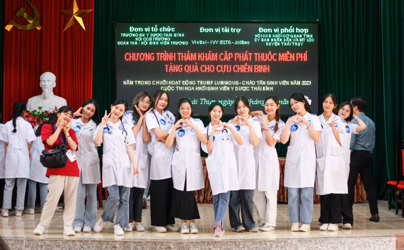 Minh Ánh tham gia chương trình thăm khám và cấp phát thuốc miễn phí cho cựu chiến binh tại xã Mỹ Lộc, huyện Thái Thụy, tỉnh Thái Bình.
