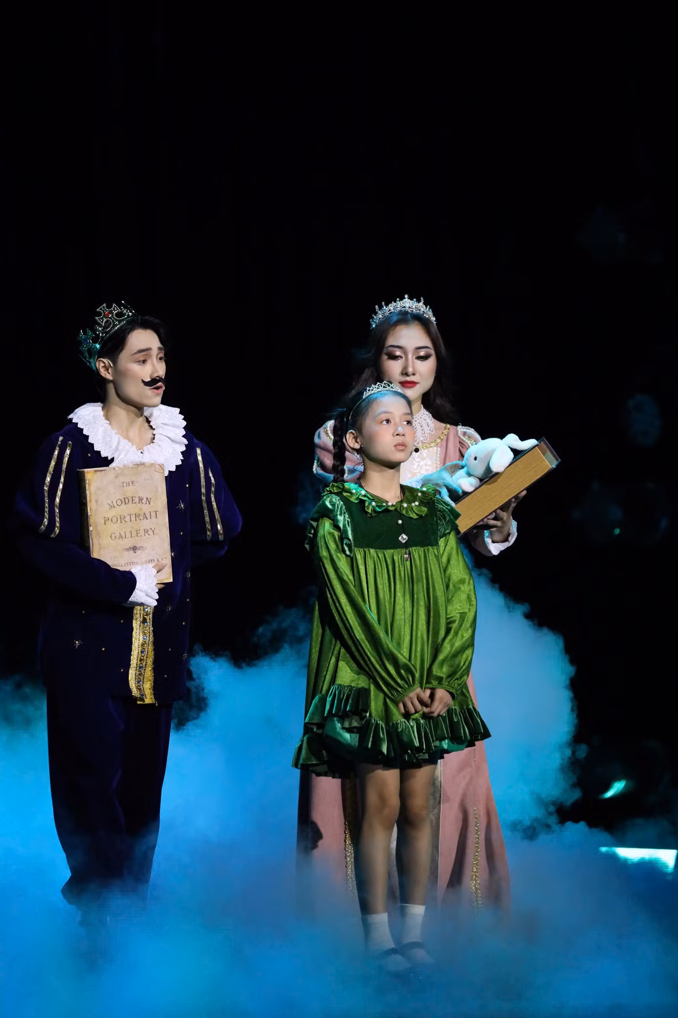 Hoàng Tùng Lâm trong vở nhạc kịch Shrek The Musical.