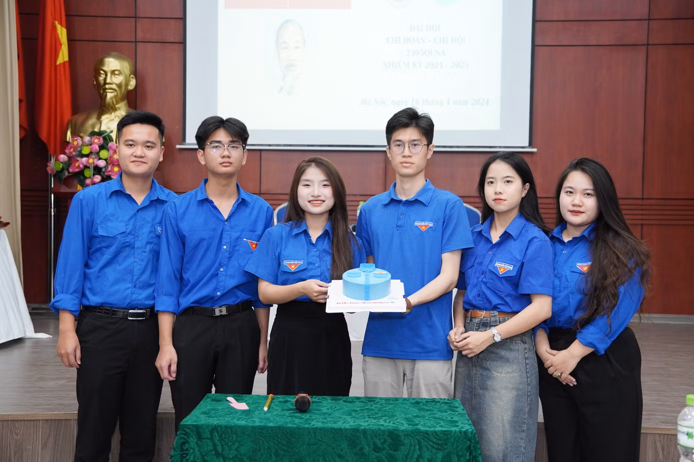 Khánh Linh chụp ảnh cùng với Bí thư Liên chi Đoàn Khoa Hành chính học cùng Ban Chấp hành Chi đoàn nhiệm kỳ 2023 - 2024.