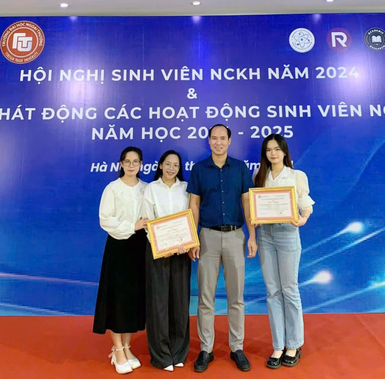 Thùy Trang cùng nhóm sinh viên đạt giải Nhất nghiên cứu khoa học cấp trường.