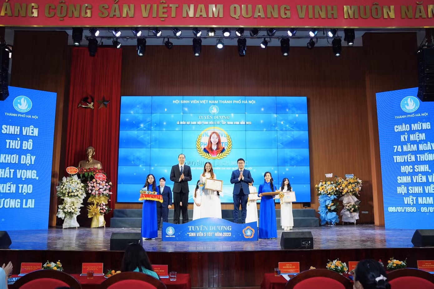 Nhờ biết cách cân bằng thời gian hợp lí mà Bích Ngọc vẫn hoàn thành tốt việc làm thêm, học tập, nghiên cứu khoa học và tham gia các hoạt động, phong trào sinh viên.