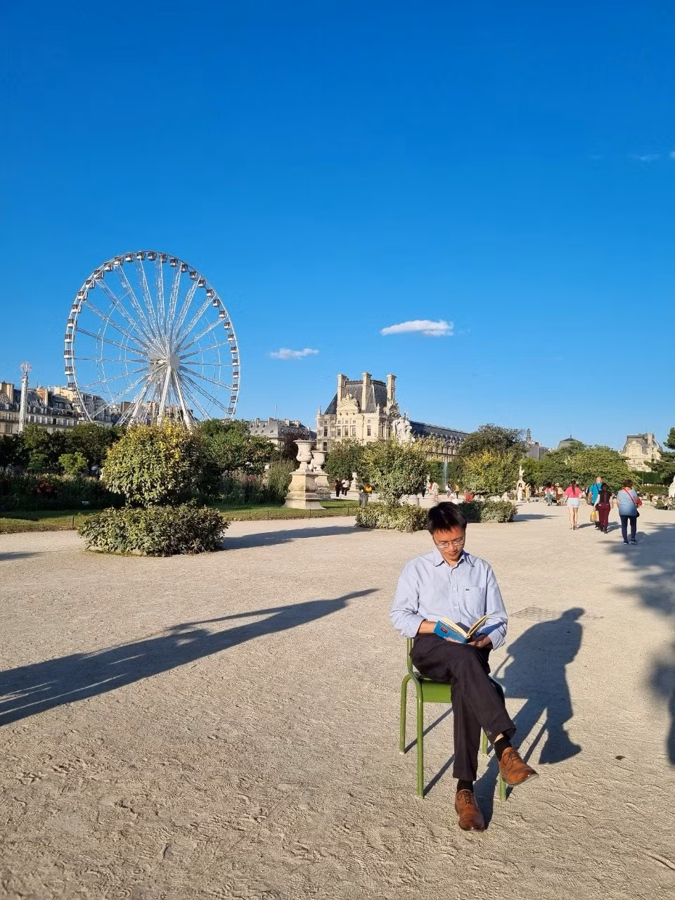 Nhà báo Nguyễn Tuấn Anh chụp ảnh cùng sách tại Paris, Pháp năm 2023.