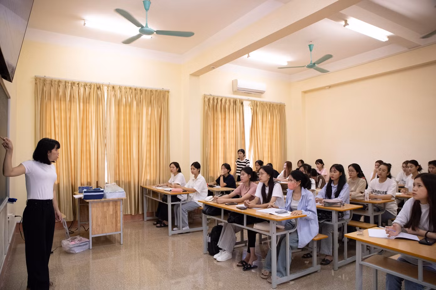 Tinh thần hăng say học tập của sinh viên ngày quay trở lại.