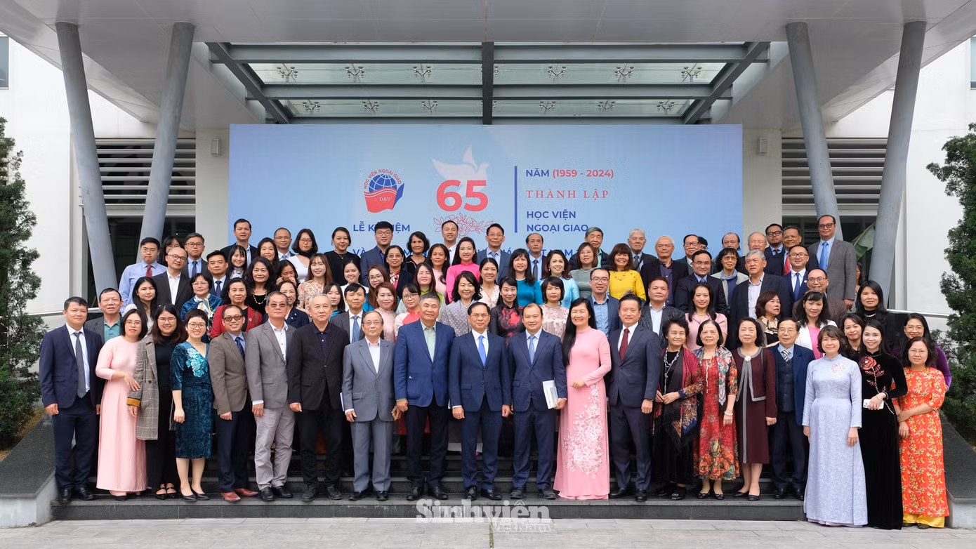 Uỷ viên TƯ. Đảng, Phó Thủ tướng Chính phủ, Bộ trưởng Bộ Ngoại giao Bùi Thanh Sơn và Ủy viên dự khuyết TƯ. Đảng, Tổng Biên tập Tạp chí Cộng sản - Lê Hải Bình chụp hình lưu niệm cùng các lãnh đạo, nguyên lãnh đạo, cán bộ, giảng viên, cựu sinh viên Học viện Ngoại giao dịp 65 năm thành lập học viện.
