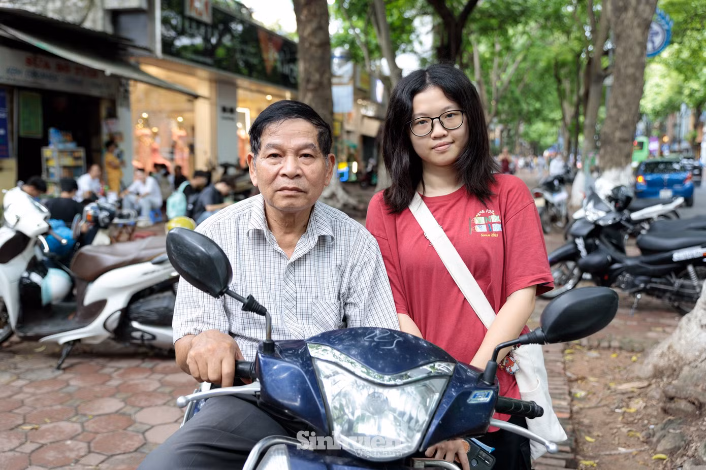 Ông Trần Văn Hùng đưa cháu gái Lan Chi đến điểm thi Trường THPT Phan Đình Phùng. Ông Hùng tâm sự :"Bác hiện tại đang rất phấn khởi, bác đã đưa từ bố cháu đi thi và bây giờ đến cháu gái. Từ khi Lan Chi đi học, bác là người đưa đón cháu nên những ngày này, Lan Chi đều muốn đi thi cùng với ông. Lan Chi cũng vơi bớt áp lực vì đã tham gia kỳ thi đánh giá năng lực và đã đỗ được 2 trường. Dù vậy, bác vẫn hy vọng cháu gái cố gắng hết sức mình, đạt được số điểm như ý."