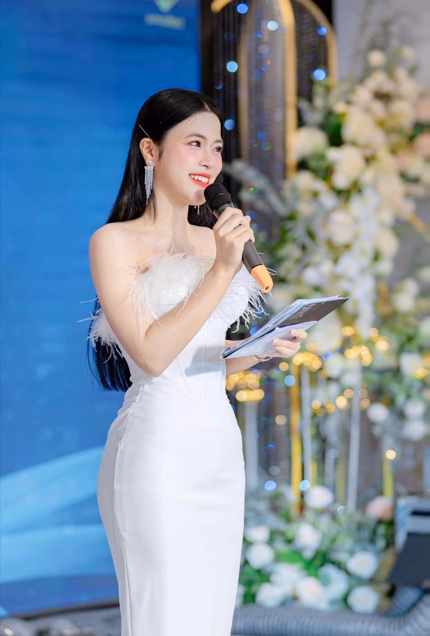 Hà Phương trong vai trò là MC song ngữ.