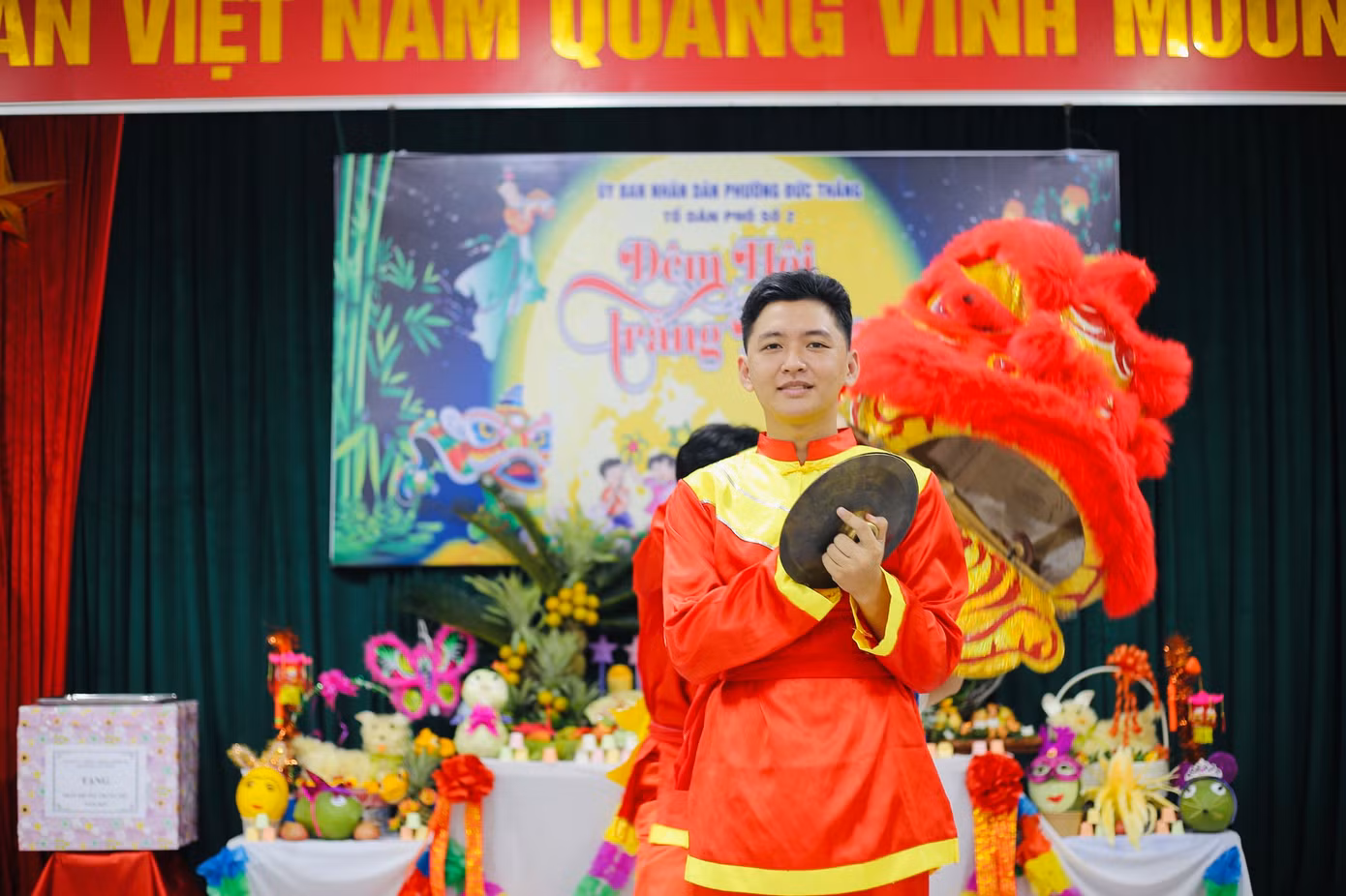 Toan tham gia chương trình Trung thu “Chung tay hỗ trợ giảm thiểu tổn hại trẻ em” của phường Đức Thắng.