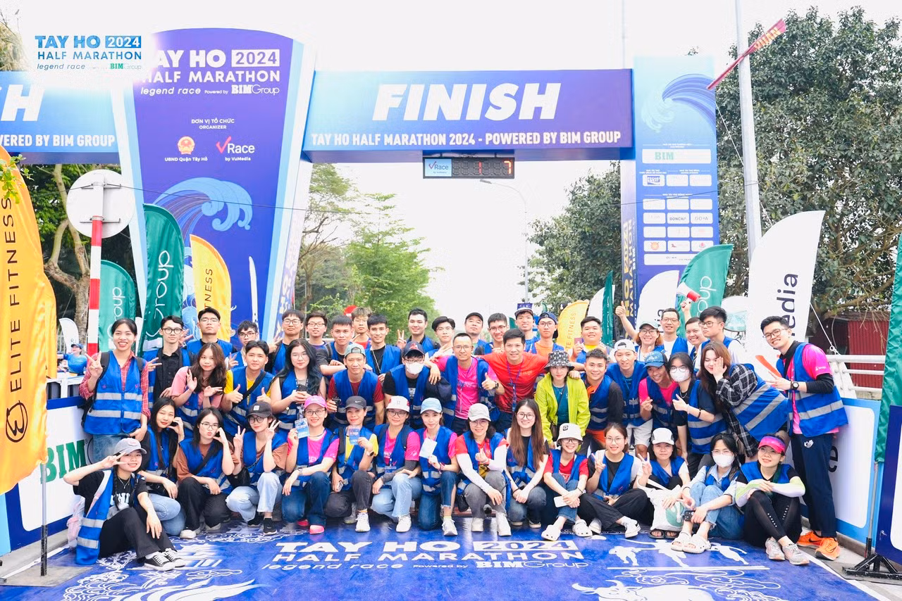 Toan là tình nguyện viên của giải chạy Tay Ho Half Marathon 2024.