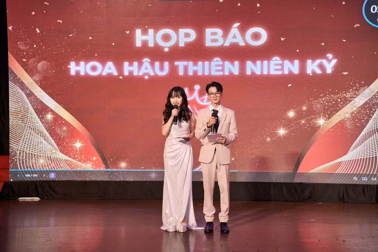 Nữ sinh xuất sắc giành ngôi vị quán quân trong đêm chung kết cuộc thi.