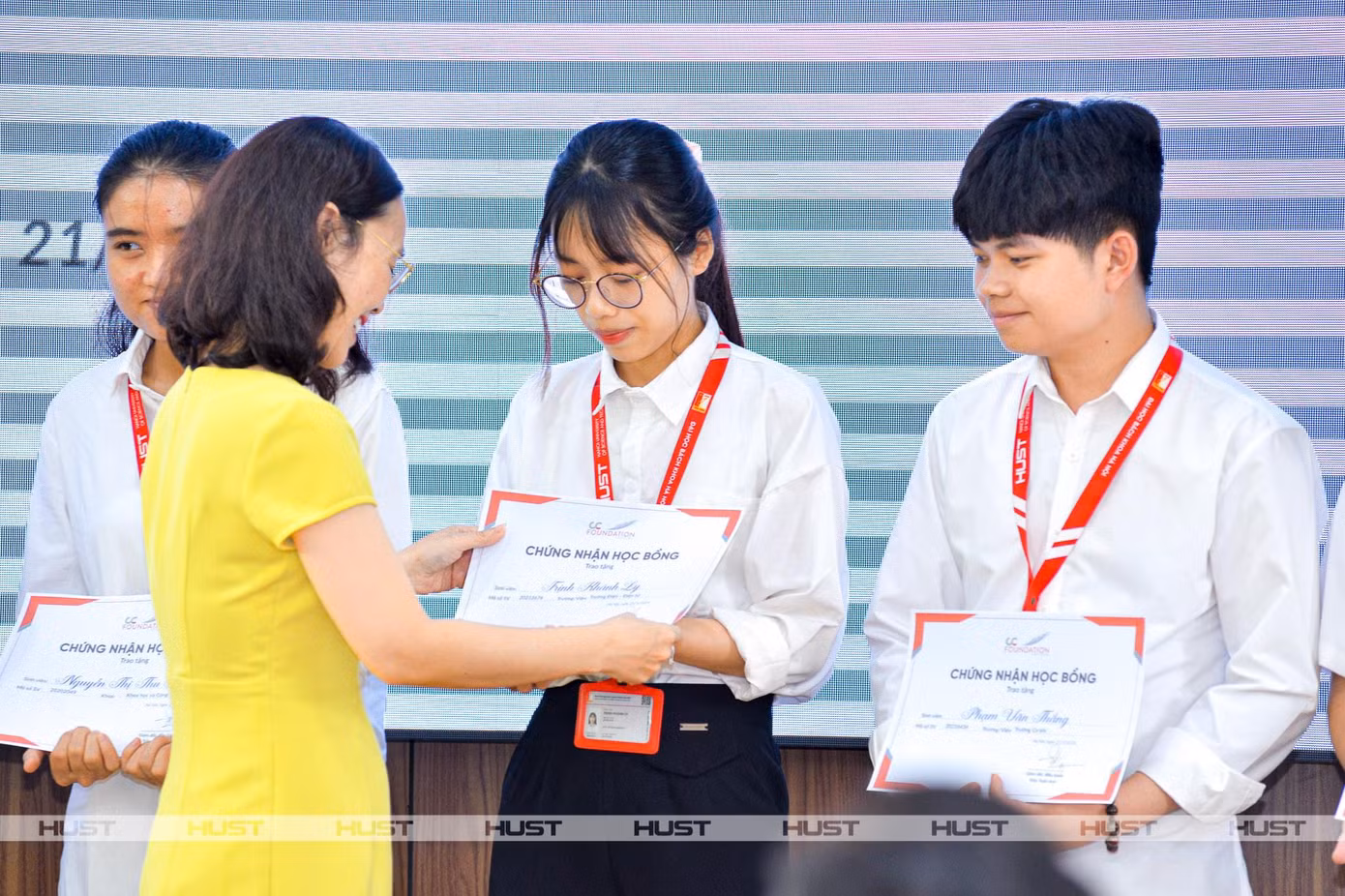 Thắng nhận học bổng Chắp cánh Bách khoa của Quỹ Chắp cánh (CC Foundation).