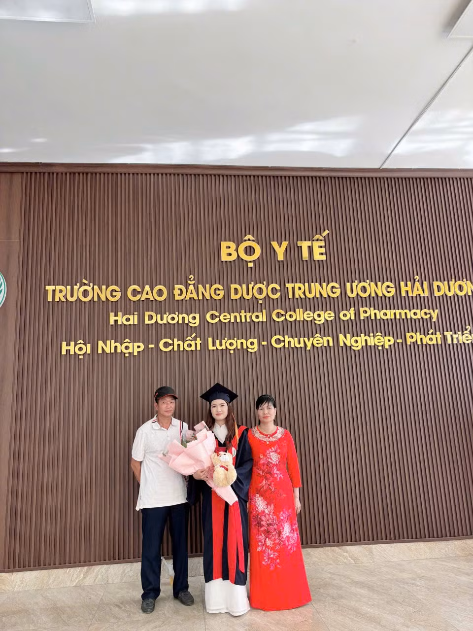 Nhung chụp ảnh cùng bố mẹ tại lễ tốt nghiệp năm 2024.