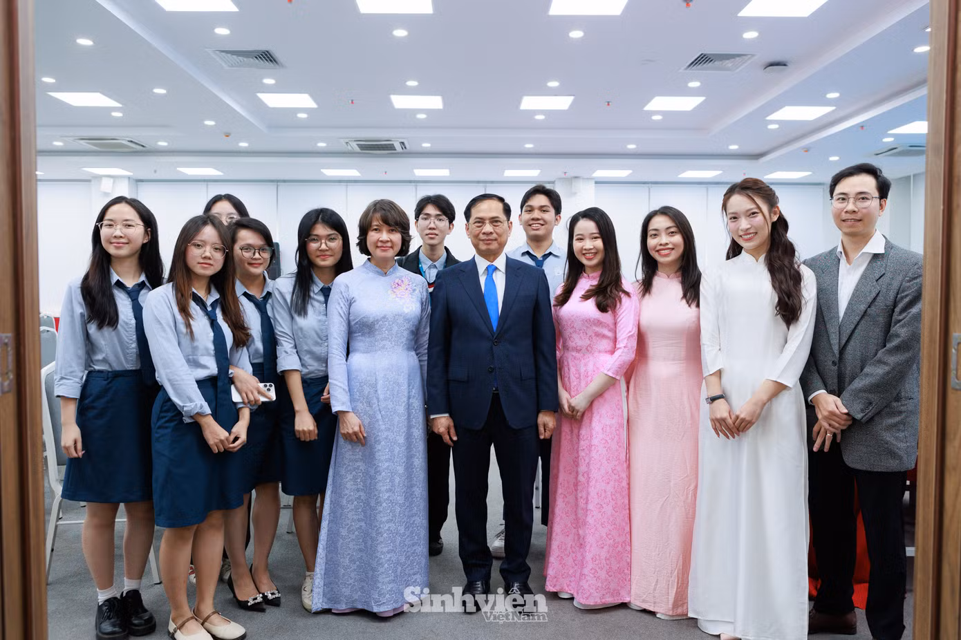 Phó Thủ tướng Chính phủ, Bộ trưởng Bộ Ngoại giao Bùi Thanh Sơn chụp ảnh lưu niệm cùng giảng viên, sinh viên học viện Ngoại giao.