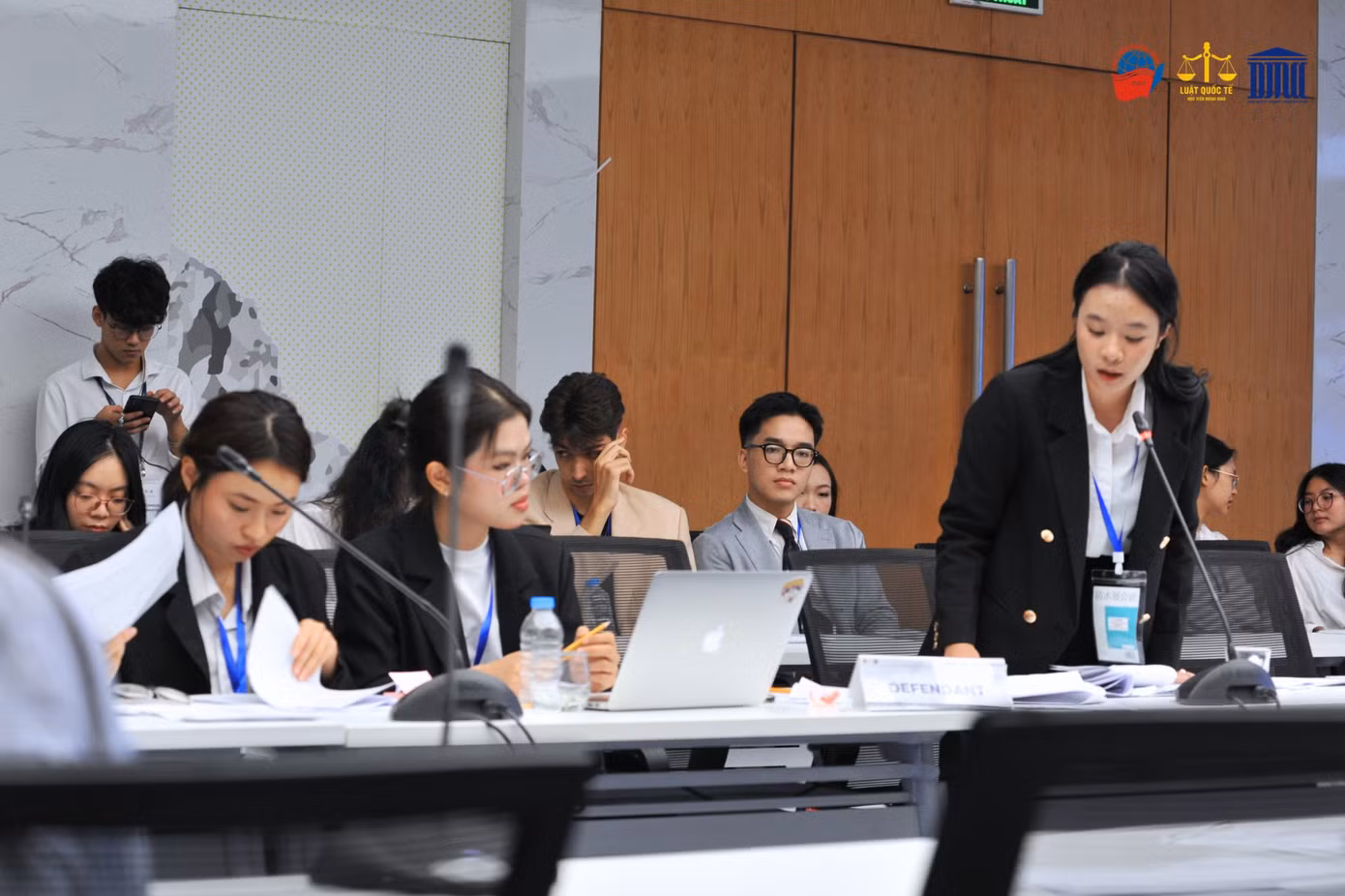 Các thí sinh trình bày phần tranh tụng tại Vòng Chung kết Cuộc thi Diễn án Luật Học viện Ngoại giao 2024.