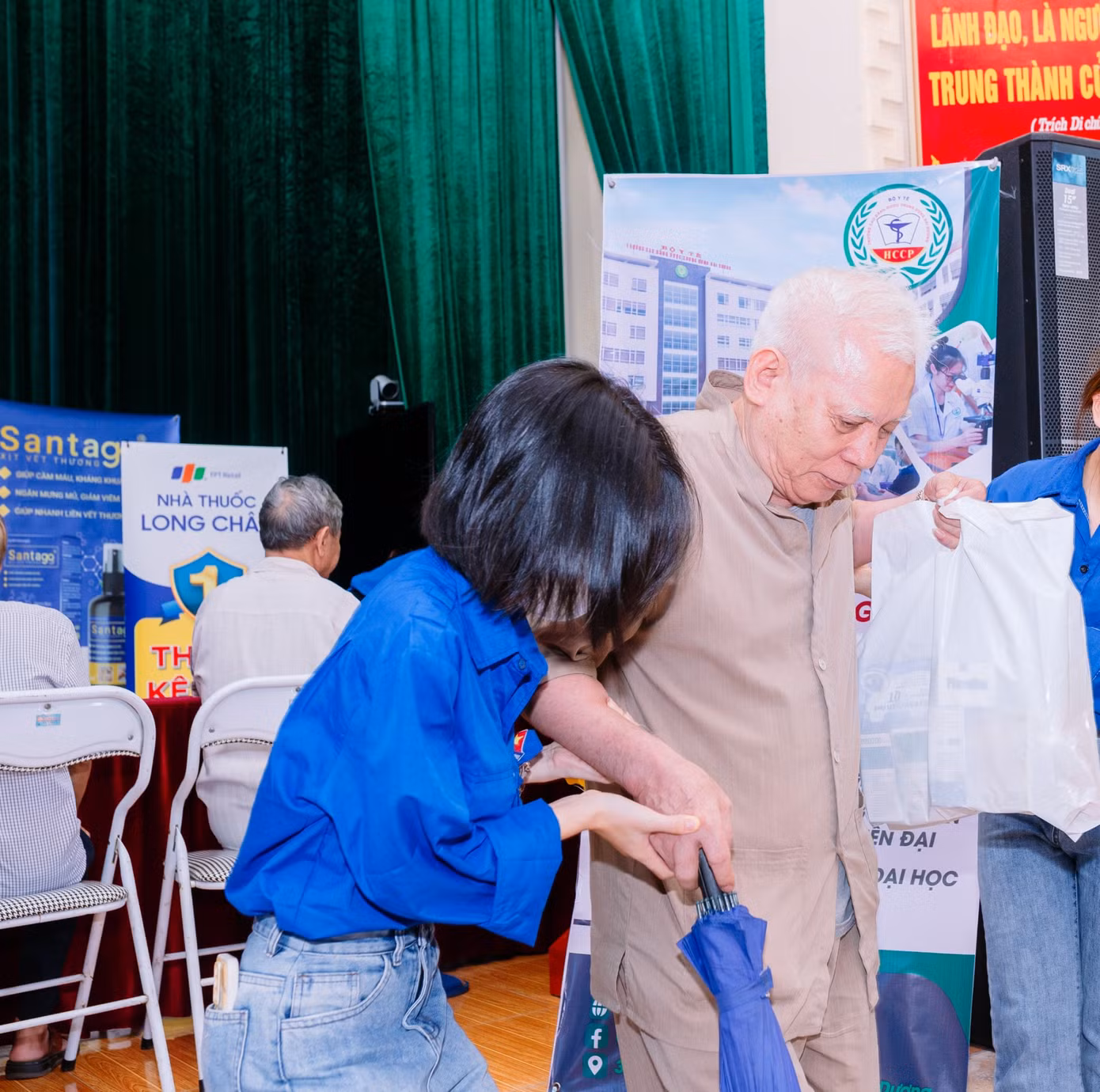 Với nữ sinh, cuộc sống sẽ trở nên ý nghĩa hơn khi bản thân biết sẻ chia, làm điều có ích. Với nữ sinh, cuộc sống sẽ trở nên ý nghĩa hơn khi bản thân biết sẻ chia, làm điều có ích.
