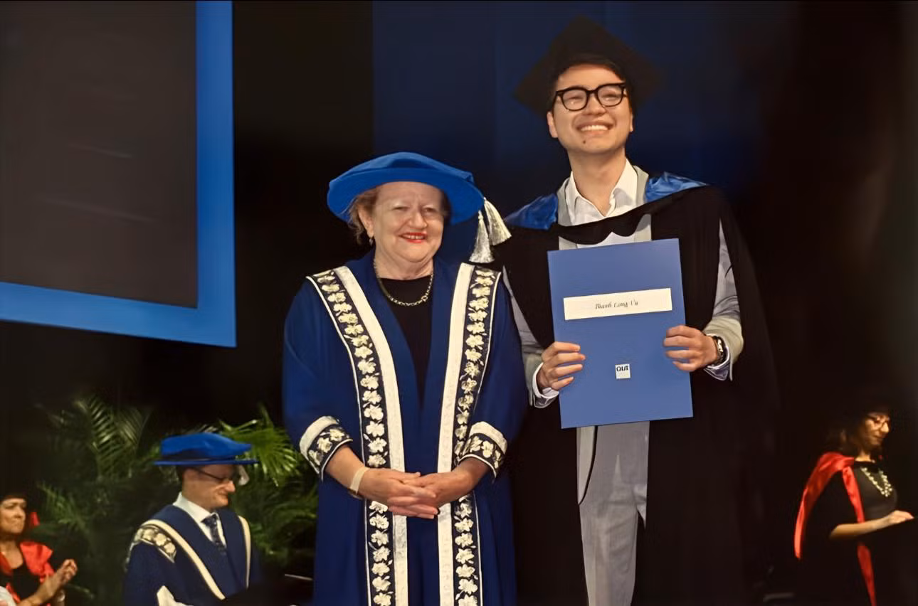 Thành Long khi nhận tấm bằng tốt nghiệp tại Úc với danh hiệu thủ khoa Bachelor of Data Science (Khoa học Dữ Liệu). Thành Long khi nhận tấm bằng tốt nghiệp tại Úc với danh hiệu thủ khoa Bachelor of Data Science (Khoa học Dữ Liệu).