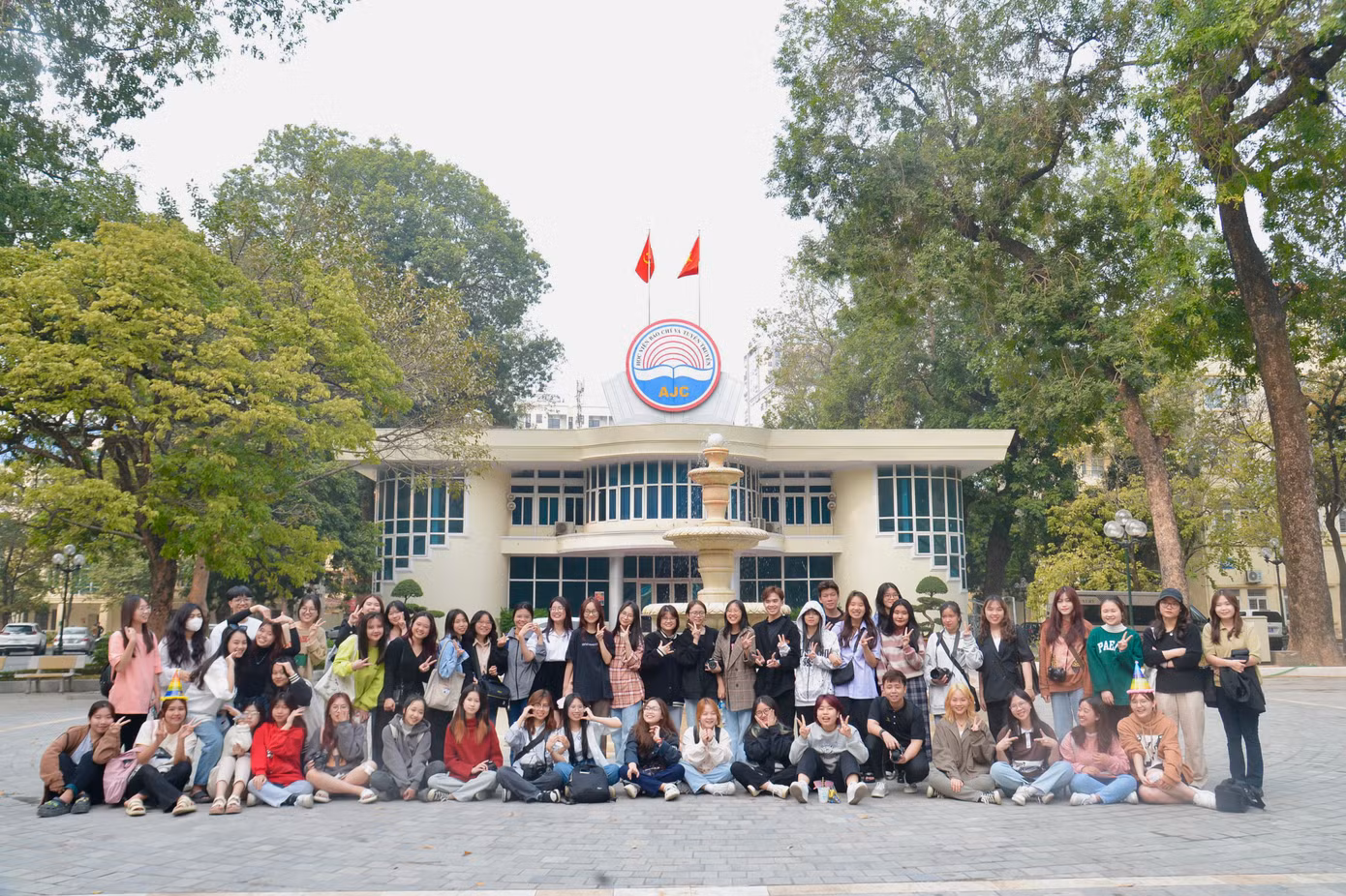 Bảo Ngọc chụp ảnh cùng tập thể lớp Báo mạng điện tử tại Học viện Báo chí và Tuyên truyền.