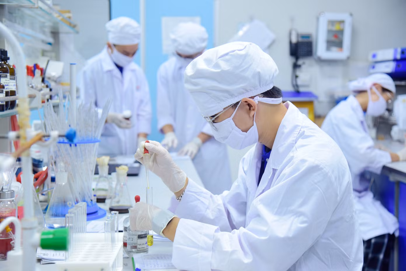 Giờ thực hành của sinh viên USTH. Giờ thực hành của sinh viên USTH.