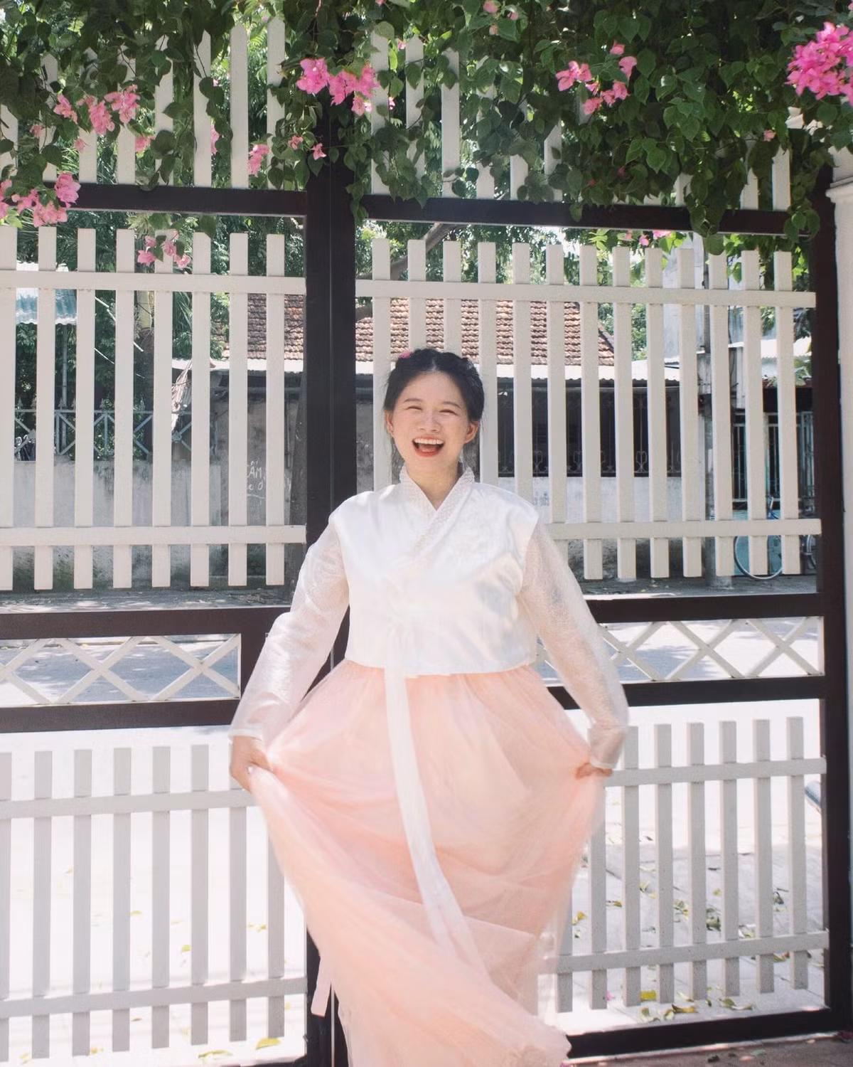 Thu Oanh diện Hanbok trang phục truyền thống Hàn Quốc.