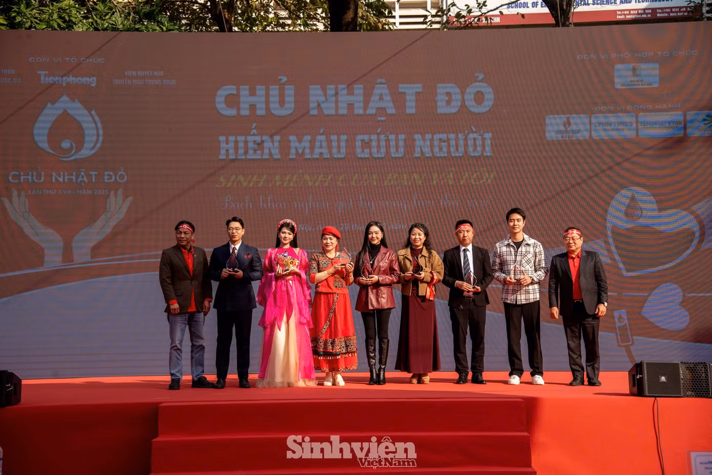 Diễn viên Phùng Đức Hiếu nhận kỷ niệm chương “Chủ Nhật Đỏ” lần thứ 17.