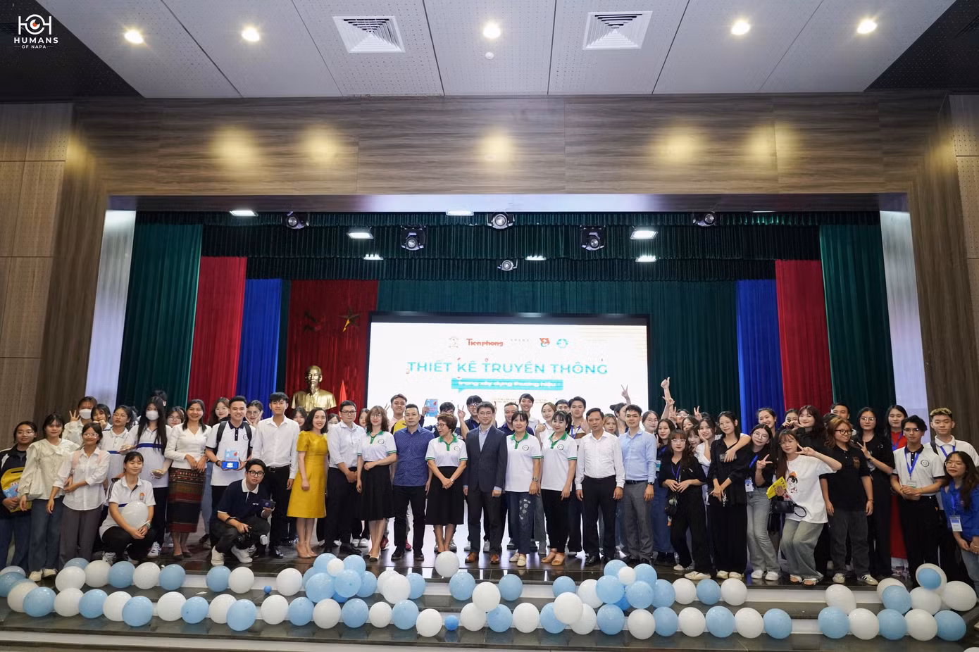 Lan Hương cùng các bạn sinh viên tham gia buổi tọa đàm "Thiết kế truyền thông trong xây dựng thương hiệu" do báo Tiền Phong phối hợp cùng Học viện Hành chính Quốc gia tổ chức.