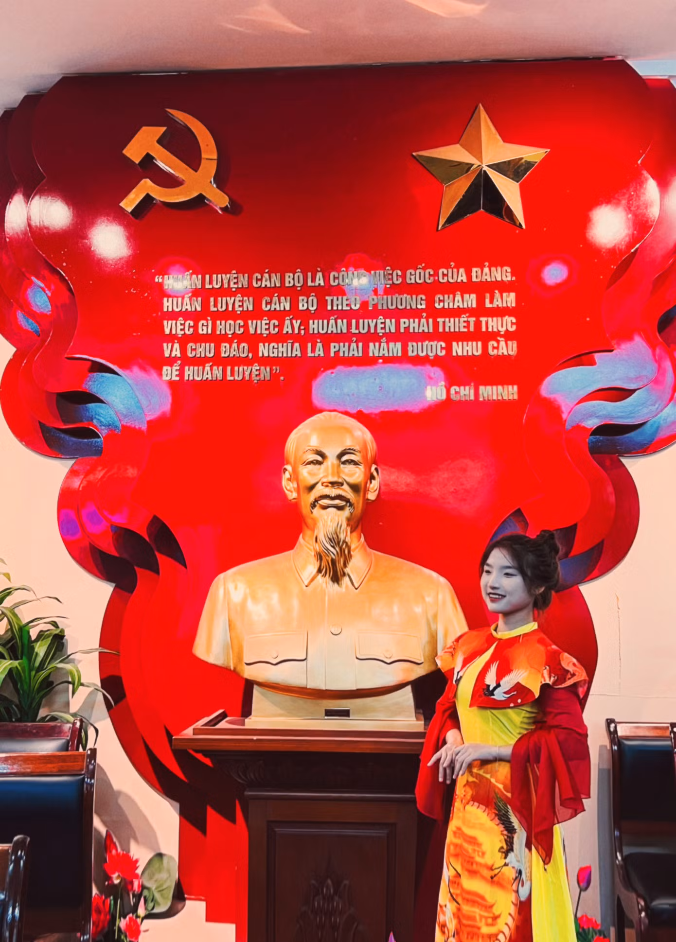 Nguyễn Đình Khánh Linh hiện là sinh viên năm nhất Khoa Hành chính học, chuyên ngành Quản lý nhà nước, Học viện Hành chính Quốc gia.