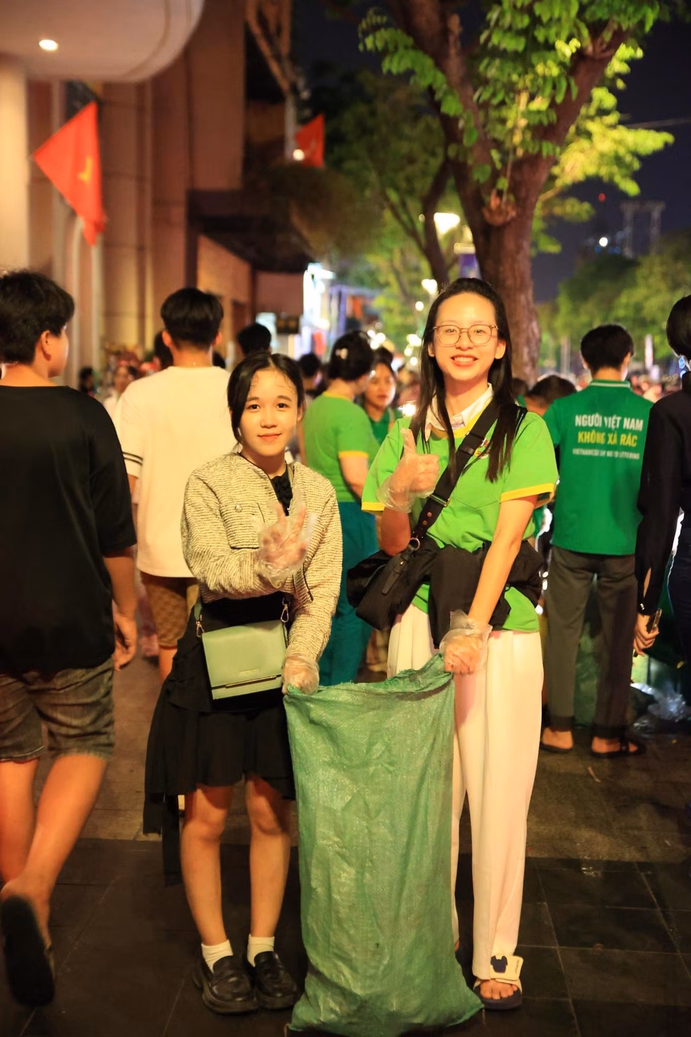 Xây dựng đất nước từ những hành động nhỏ như: Bảo vệ môi trường, tôn trọng và yêu thương mọi người, tham gia các hoạt động tình nguyện…