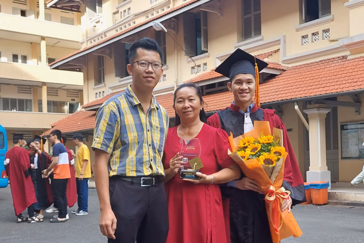 Khang cùng mẹ và anh trai trong ngày tốt nghiệp. Khang cùng mẹ và anh trai trong ngày tốt nghiệp.
