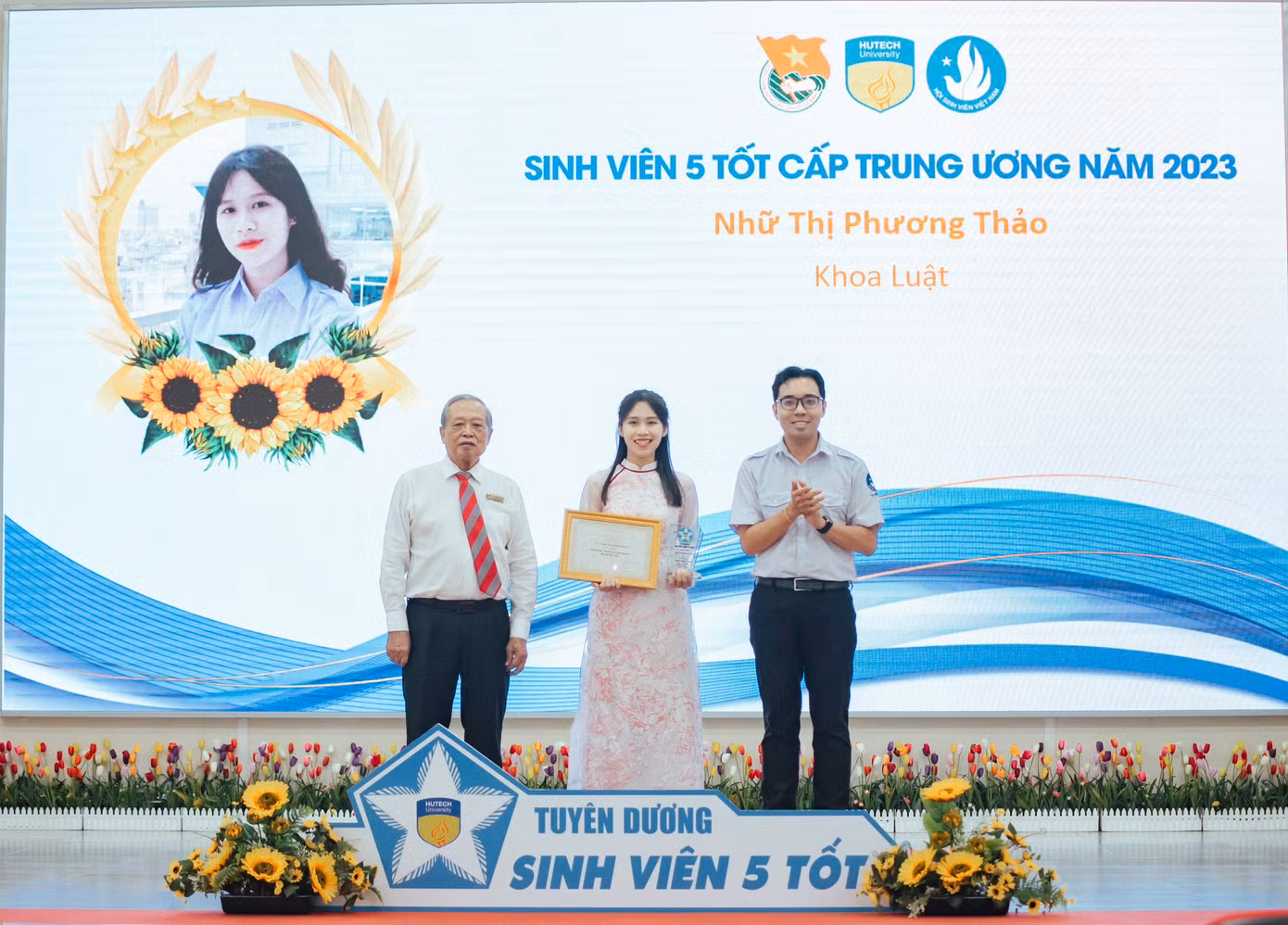 Phương Thảo vinh dự khi đạt danh hiệu Sinh viên 5 tốt cấp Trung ương 2023. Phương Thảo vinh dự khi đạt danh hiệu Sinh viên 5 tốt cấp Trung ương 2023.