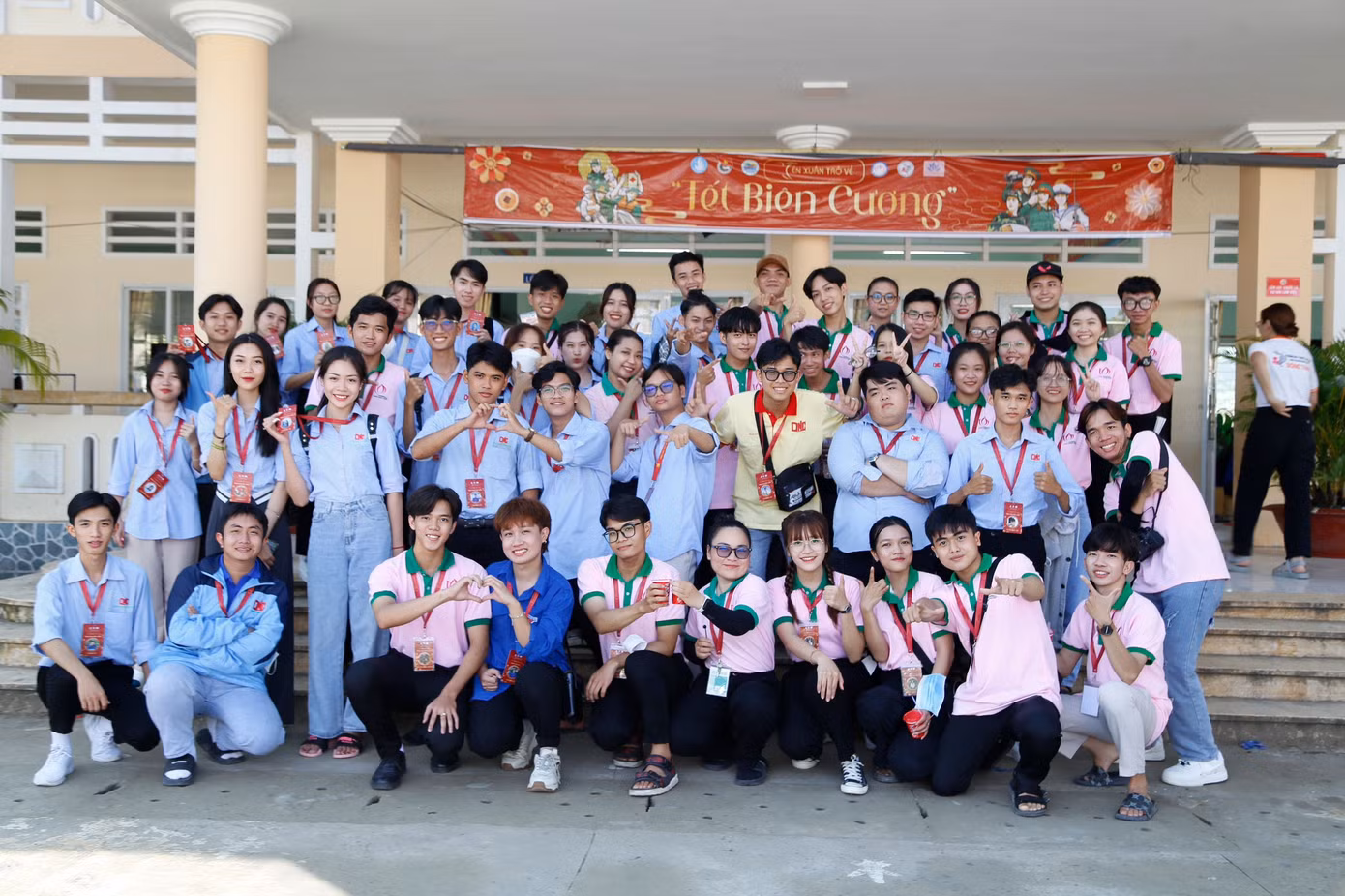 Minh Nhựt cùng các bạn sinh viên tham gia chiến dịch Tết Biên Cương 2023 tại tỉnh Đồng Tháp.