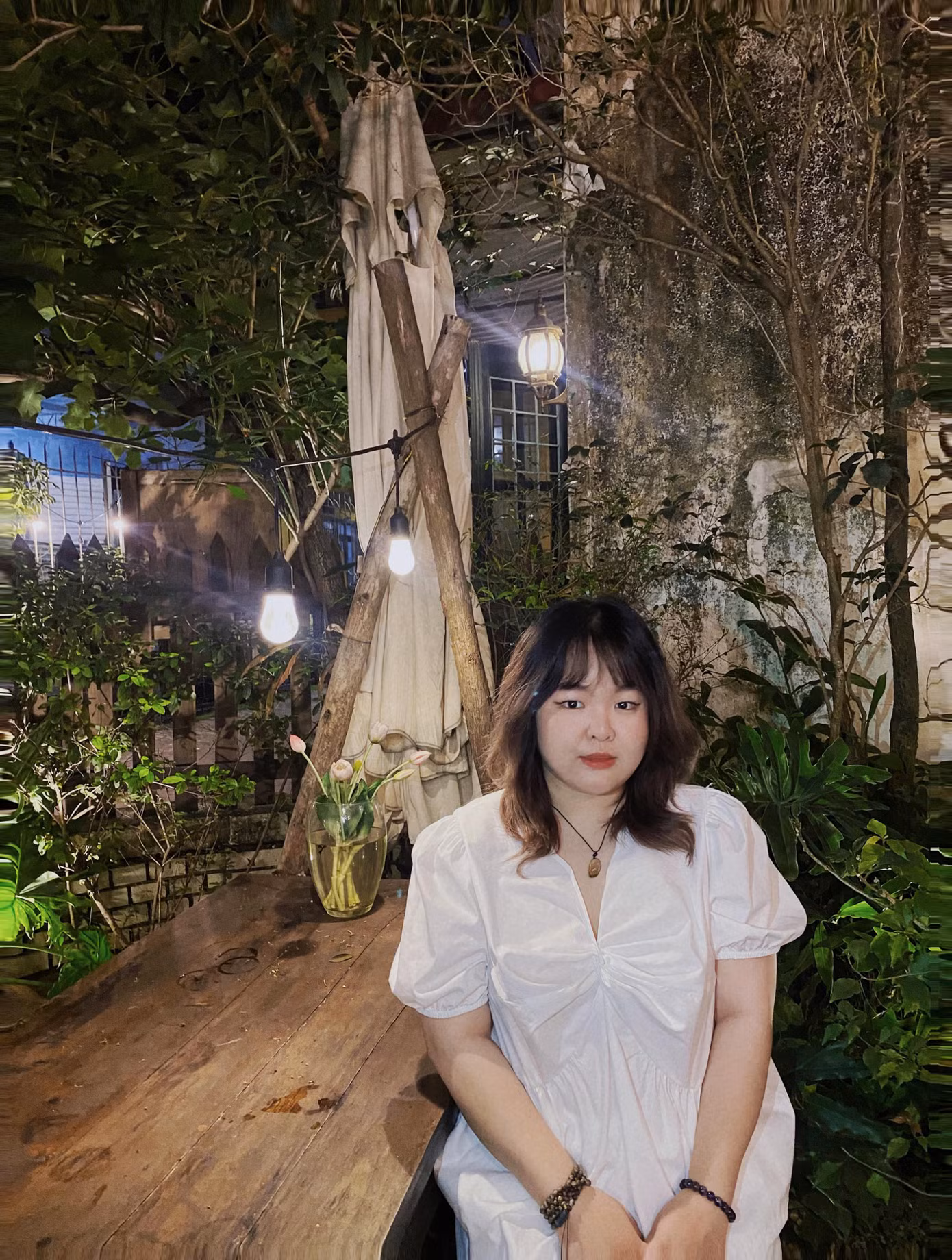 Vũ Minh Trang đang làm thêm tại một cửa hàng chăn ga gối nệm.