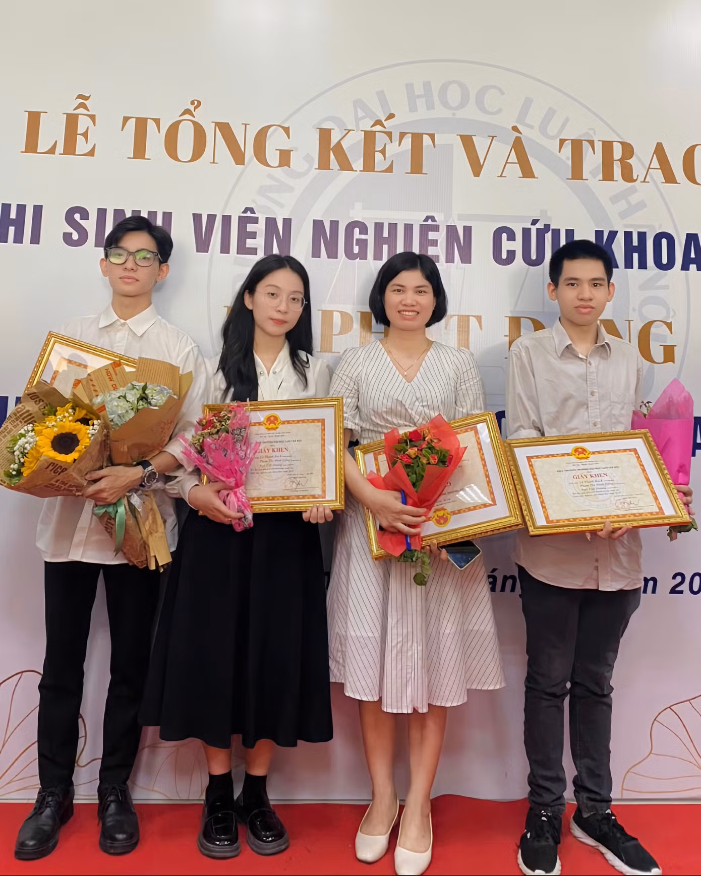 Bách (ngoài cùng bên trái) cùng giảng viên và các bạn sinh viên nhận Giải khuyến khích cuộc thi sinh viên Nghiên cứu khoa học Trường Đại học Luật Hà Nội năm 2023.