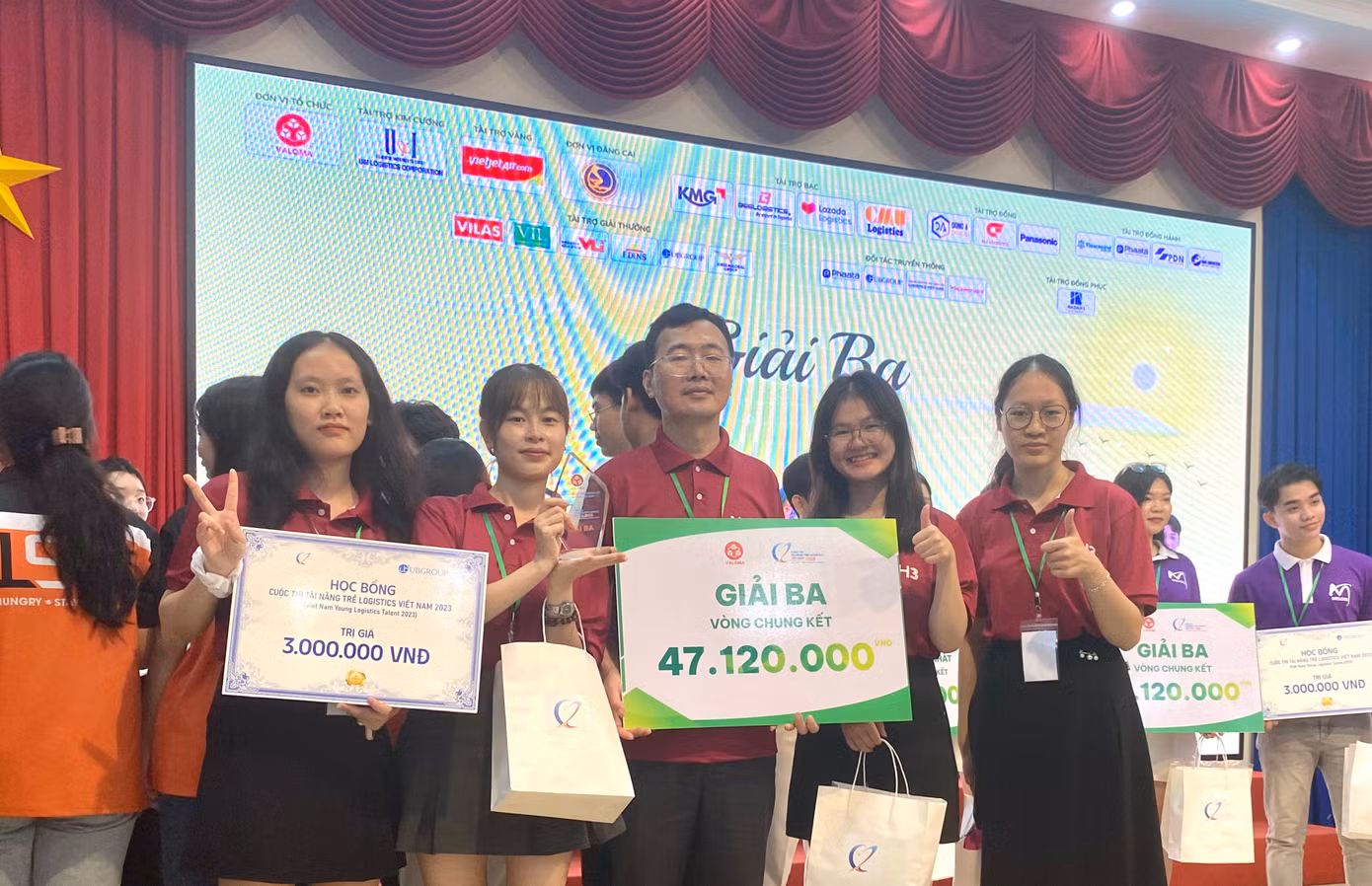 Thu Hà cùng nhóm sinh viên đạt giải Ba toàn quốc cuộc thi Tài năng trẻ Logistics 2023 tại thành phố Hồ Chí Minh. Thu Hà cùng nhóm sinh viên đạt giải Ba toàn quốc cuộc thi Tài năng trẻ Logistics 2023 tại thành phố Hồ Chí Minh.