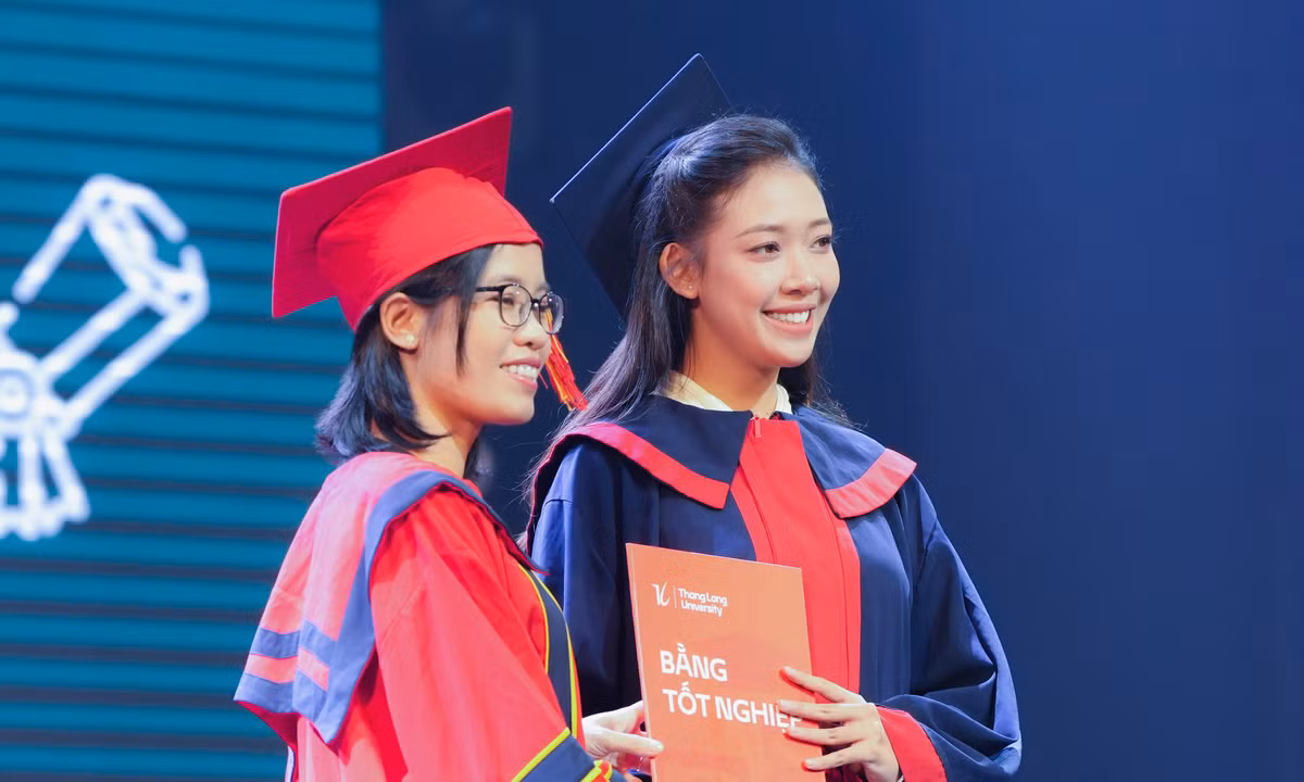 Hoa Đan nhận bằng tốt nghiệp đại học từ Tiến sĩ Nguyễn Thị Vân Nga - Trưởng Bộ môn Logistics và Quản lý chuỗi cung ứng, Trường Đại học Thăng Long.