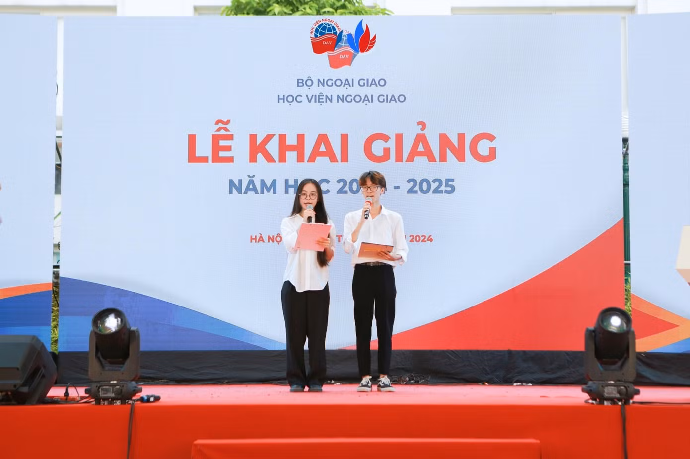 Hưng Thịnh nhận Giấy khen Thủ khoa và đại diện sinh viên phát biểu tại Lễ Khai giảng năm học 2024 -2025 Học viện Ngoại giao. Hưng Thịnh nhận Giấy khen Thủ khoa và đại diện sinh viên phát biểu tại Lễ Khai giảng năm học 2024 -2025 Học viện Ngoại giao.