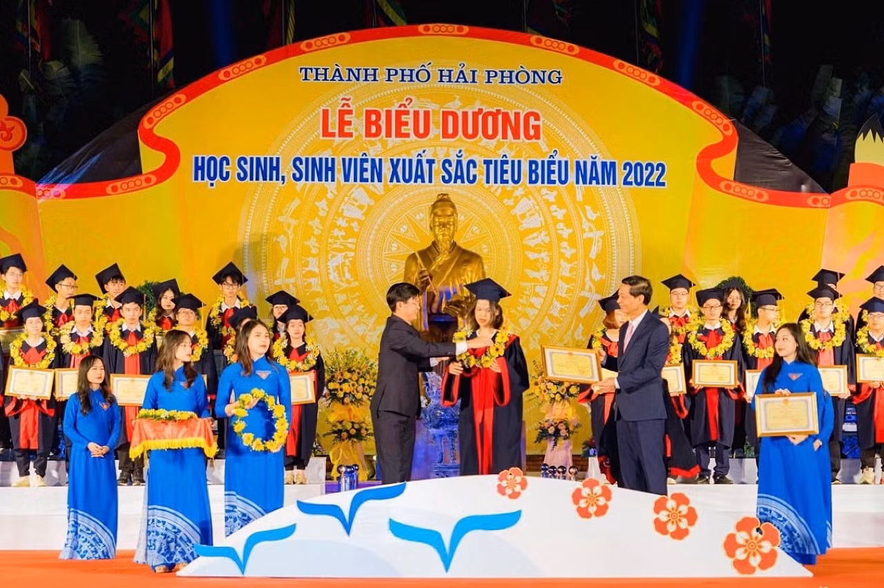Quỳnh Hương được vinh danh tại Lễ biểu dương học sinh, sinh viên xuất sắc tiêu biểu thành phố Hải Phòng năm 2022 nhờ thành tích trong các kỳ thi Học sinh giỏi các cấp. Quỳnh Hương được vinh danh tại Lễ biểu dương học sinh, sinh viên xuất sắc tiêu biểu thành phố Hải Phòng năm 2022 nhờ thành tích trong các kỳ thi Học sinh giỏi các cấp.