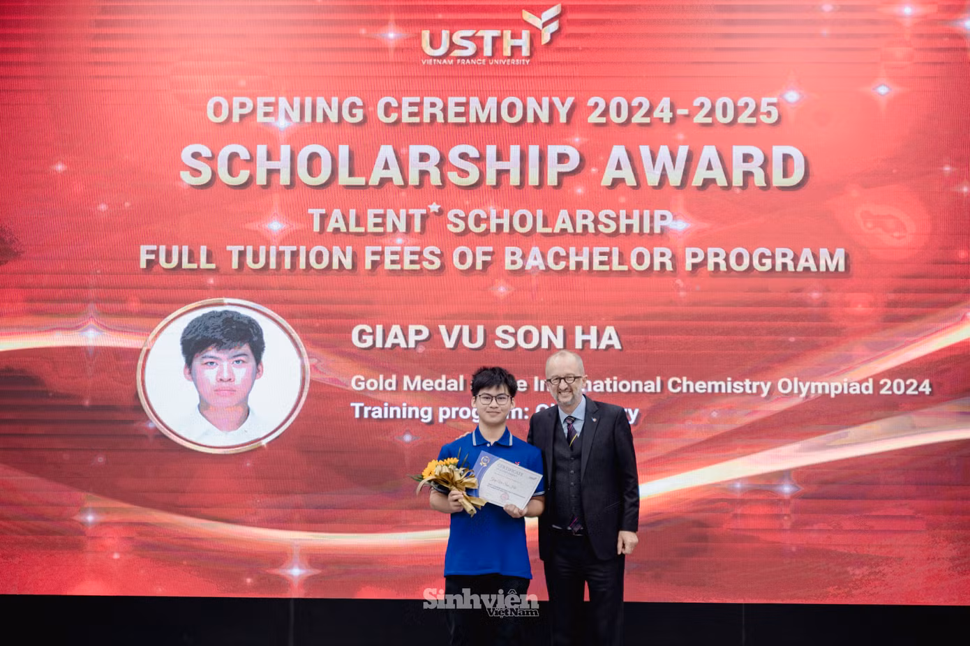GS. Jean-Marc Lavest - Hiệu trưởng chính Nhà trường trao học bổng tài năng cho tân sinh viên Giáp Vũ Sơn Hà với thành tích xuất sắc đã đạt Huy chương vàng trong kỳ thi Olympic Hóa học quốc tế 2024.