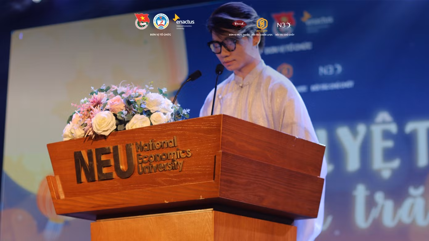 Hoàng phát biểu tại chương trình Dạ Nguyệt - Kí Ức Đêm Trăng. Hoàng phát biểu tại chương trình Dạ Nguyệt - Kí Ức Đêm Trăng.