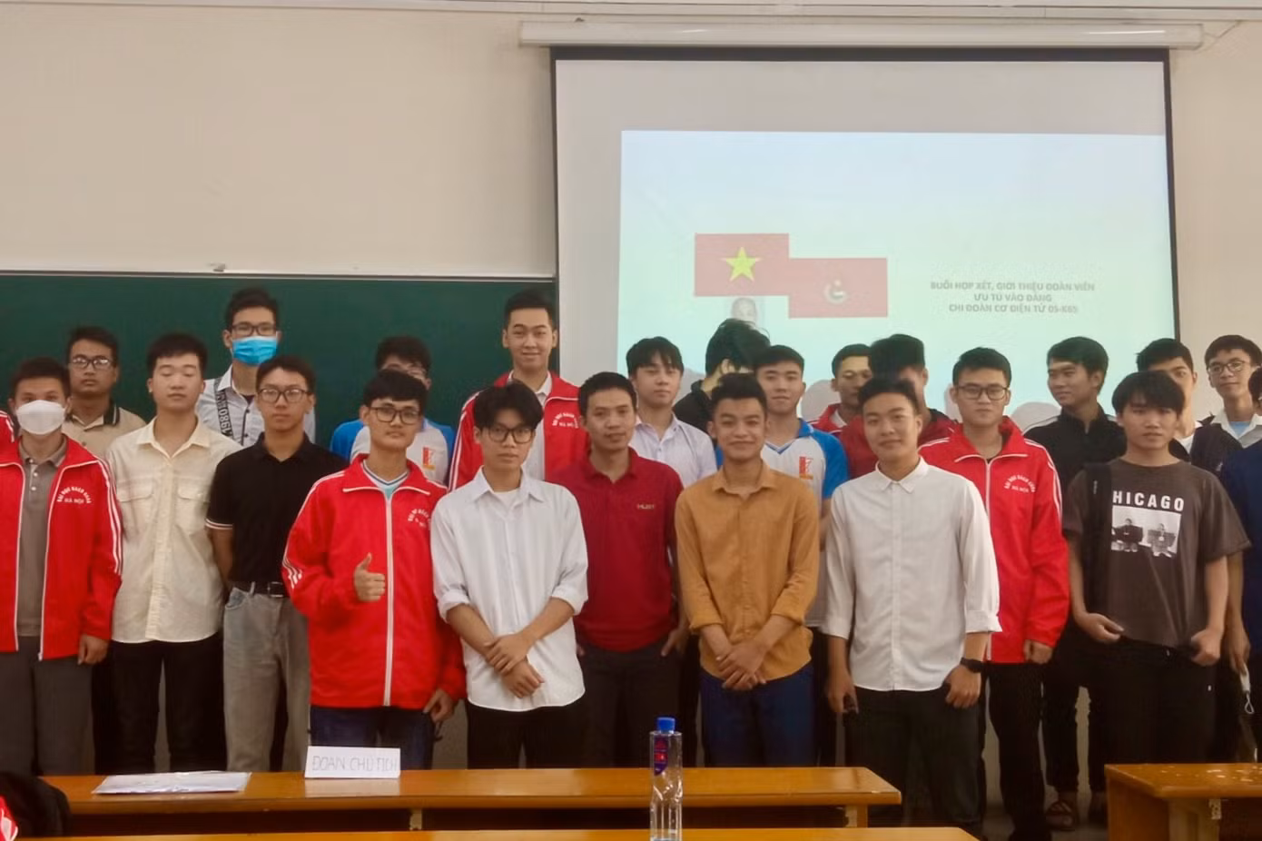 Phó Bí thư Ngọc Cương (hàng đầu, áo trắng, đeo kính) và các bạn của Chi đoàn Cơ điện tử 05-K65. Phó Bí thư Ngọc Cương (hàng đầu, áo trắng, đeo kính) và các bạn của Chi đoàn Cơ điện tử 05-K65.