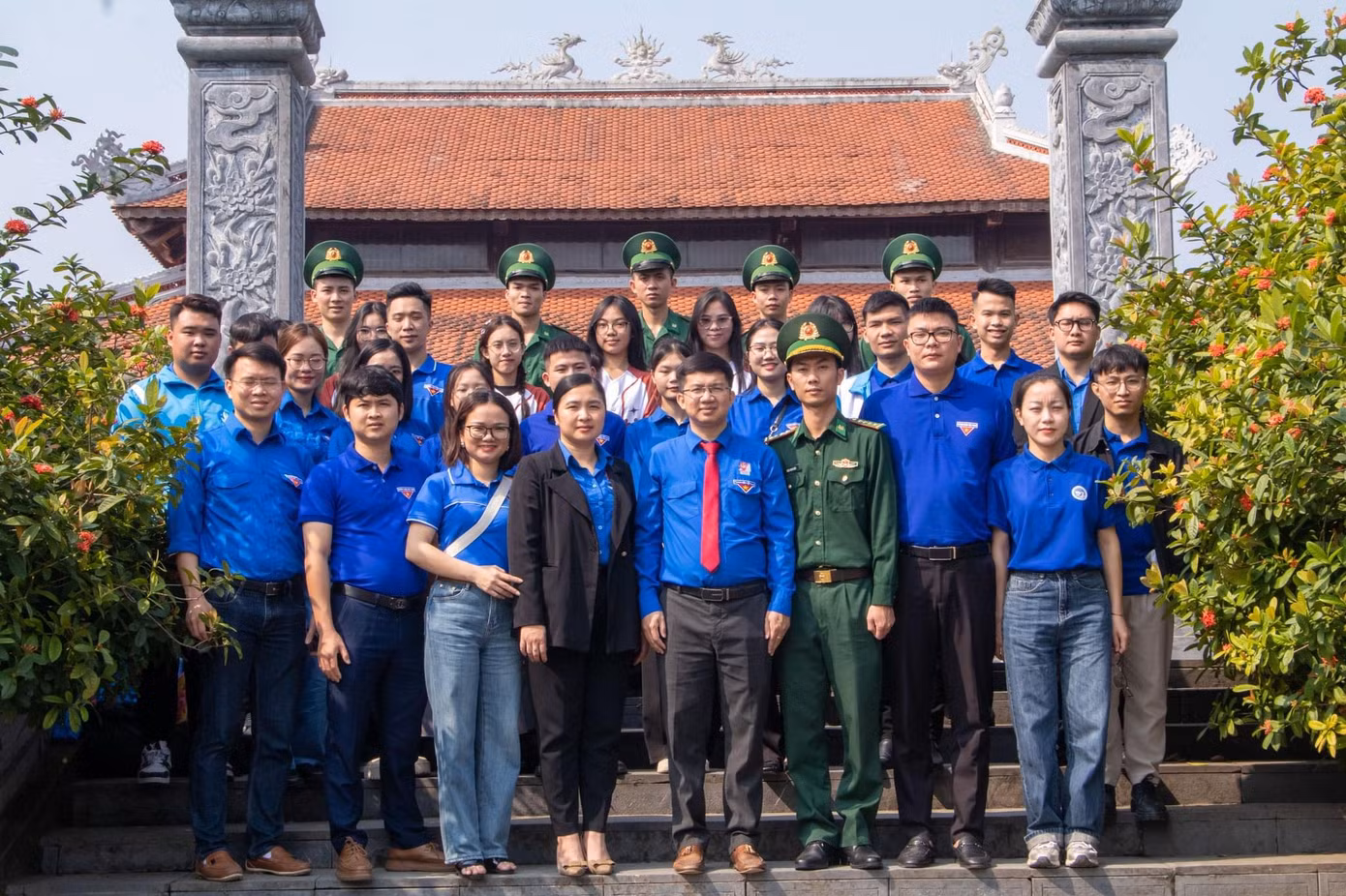 Thành Lộc (đứng đầu tiên từ phải sang hàng thứ 3) tham gia hoạt động về nguồn cùng Đoàn Trường Đại học Vinh tại Truông Bồn.